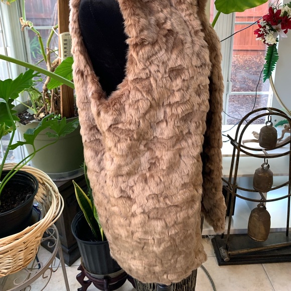 Forever 21 Women's Fur Vest Coat - Picture 3 of 9